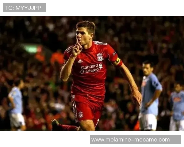 足球巨星纵横赛场风采 展现巅峰技术与不屈精神